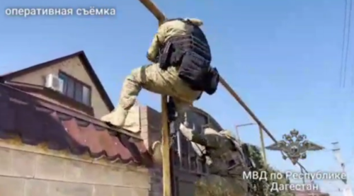 Полиция штурмует здание реабилитационного центра. Стоп-кадр видео в Telegram-канале МВД Дагестана от 15.04.22, https://t.me/mvd_dagestan/735
