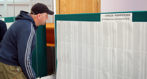 Избиратель на первом  туре выборов в Южной Осетии. Фото Марии Абайти для "Кавказского узла"