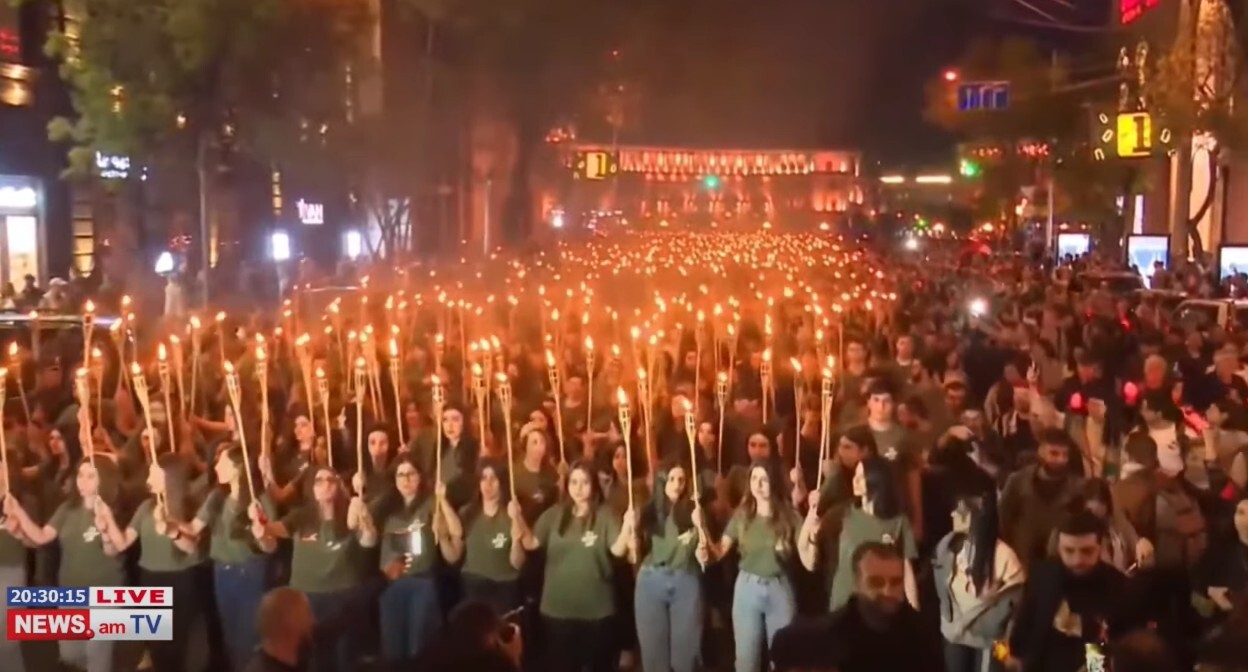 Факельное шествие в Ереване 23 апреля 2022 года в память жертв геноцида армян. Стопкадр из видео https://www.youtube.com/watch?v=YEBdYEFmX80