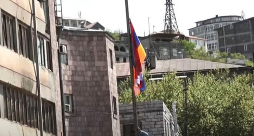 Флаг Нагорного Карабаха поднят на территории Ереванского медуниверситета. Скриншот видео https://www.youtube.com/watch?v=mQbaDpkiOR4