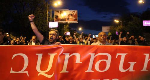 Отставки правительства Армении требуют участники  шествия в Ереване. Фото Тиграна Петросяна для "Кавказского узла"