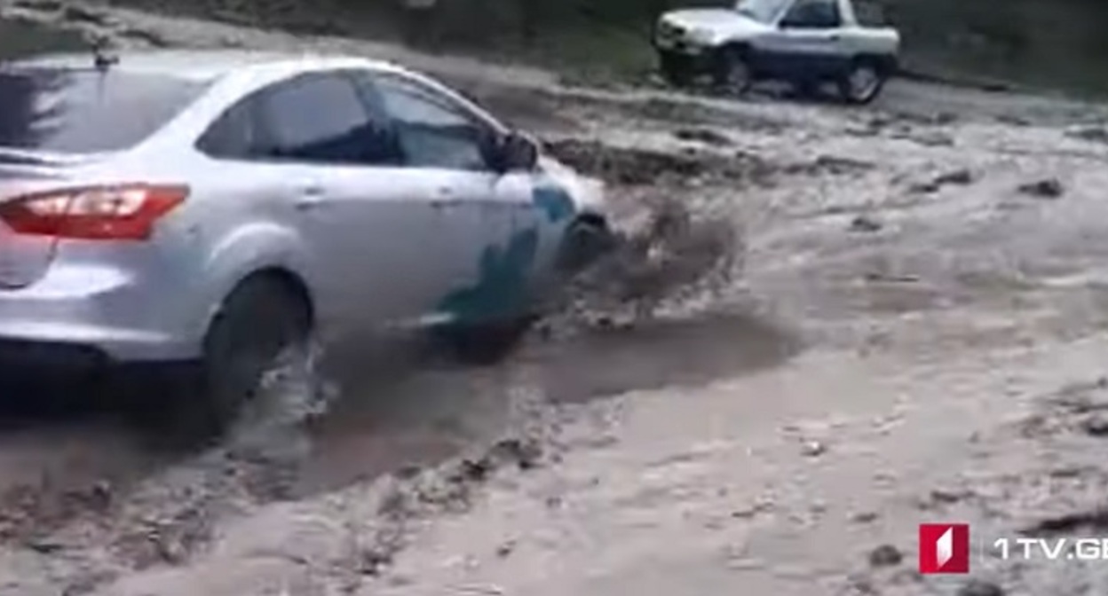 Подтопленная трасса в Пасанаури. Стоп-кадр из видео на сайте https://1tv.ge/lang/ru/news/obilnye-osadki-sozdali-problemy-v-pasanauri-video/