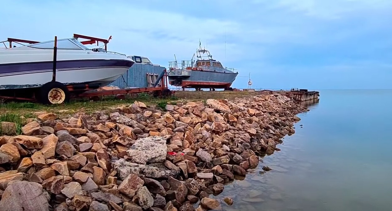 Маломерные суда на берегу Азовского моря в Ейске. Стопкадр из видео https://www.youtube.com/watch?v=AwwXfomgB_c