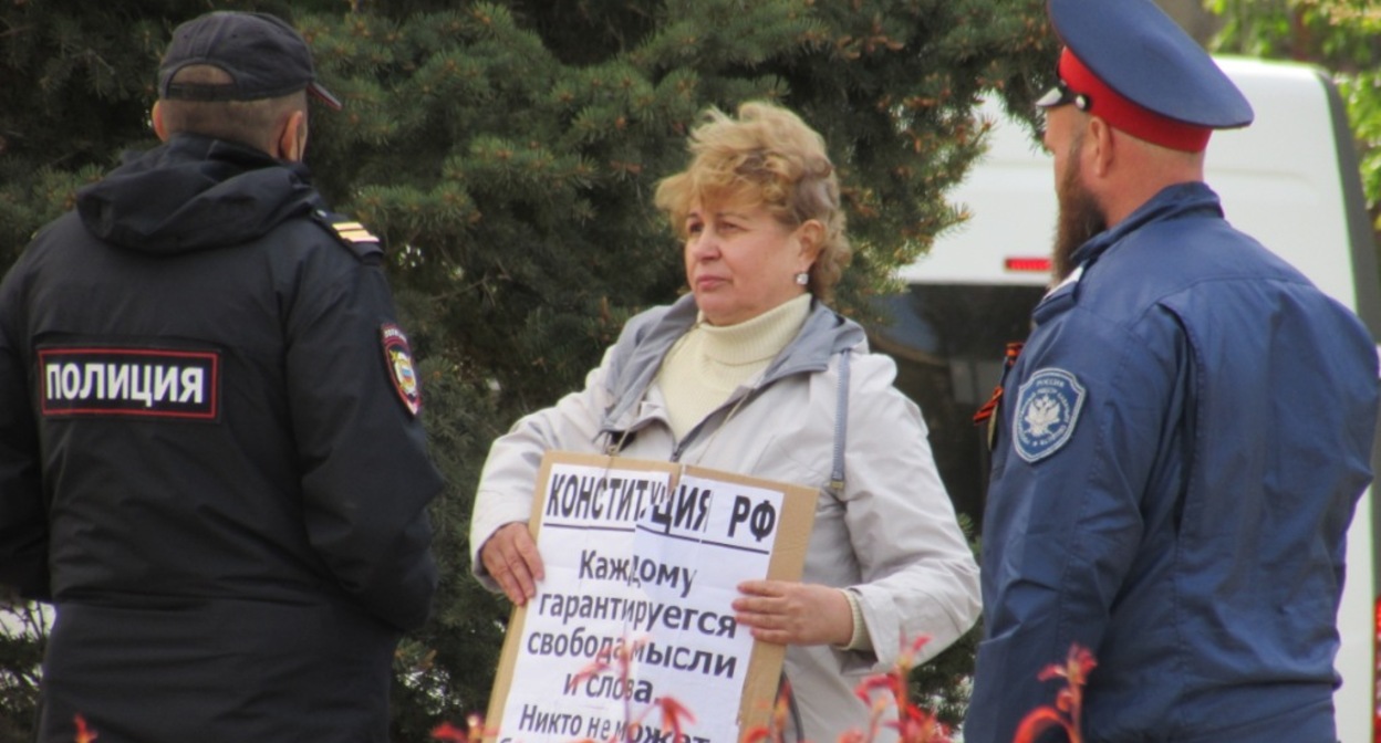 Задержание Тамары Гродниковой на одиночном пикете. Волгоград, 7 мая 2022 года. Фото Вячеслава Ященко для "Каваказского узла".