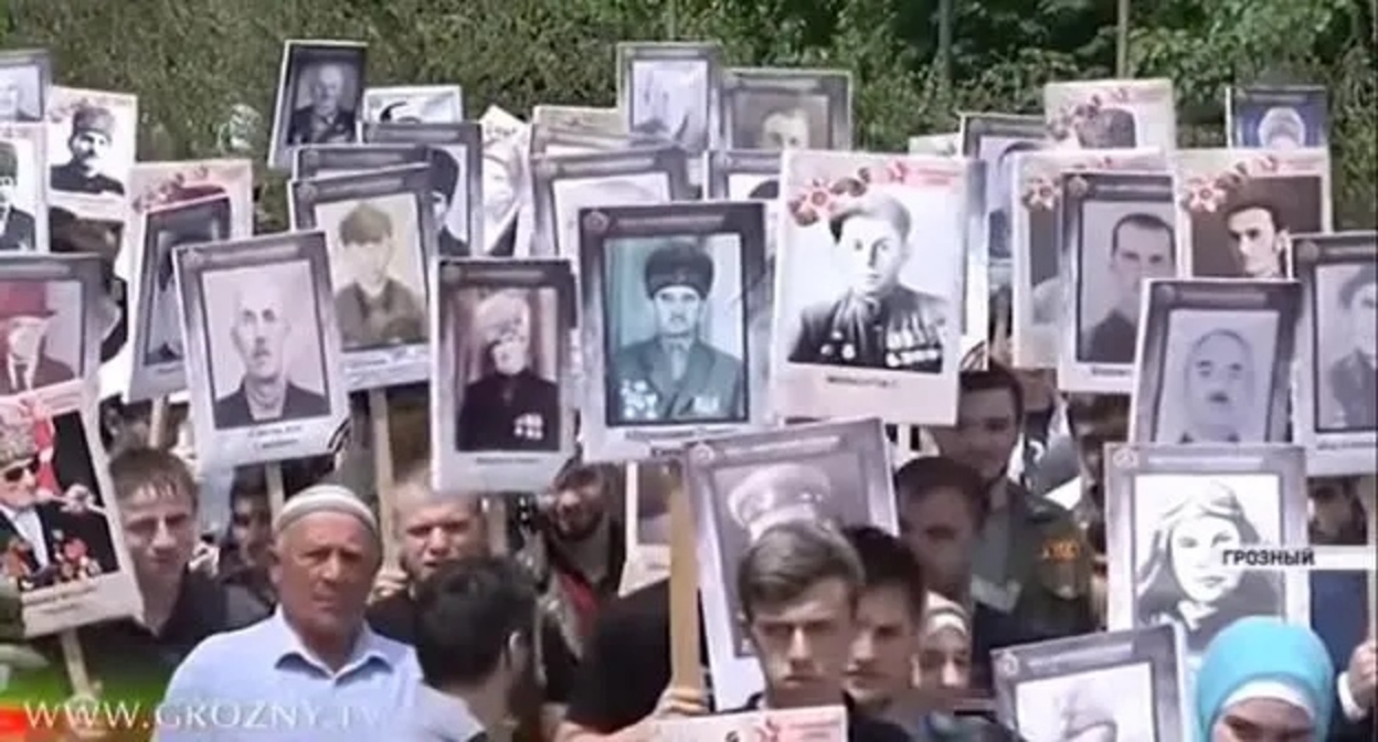 Участники шествия "Бессмертный полк" в Грозном 9 мая 2019 года. Кадр видео телеканала "Грозный" https://www.youtube.com/watch?v=3pjVOi_3Bjo