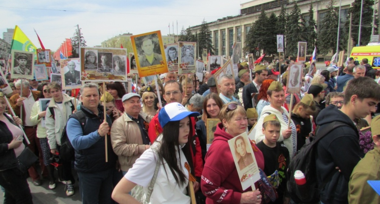 Колонна участников шествия "Бессмертный полк" в Волгограде. 9 мая 2022 года. Фото Вячеслава Ященко для "Кавказского узла".