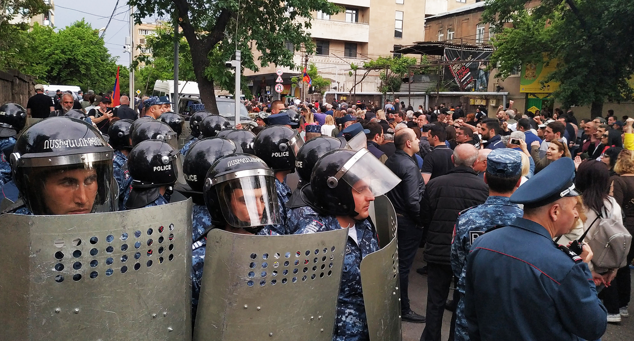 Сотрудники полиции во время акции в Ереване. Фото Армине Мартиросян для "Кавказского узла