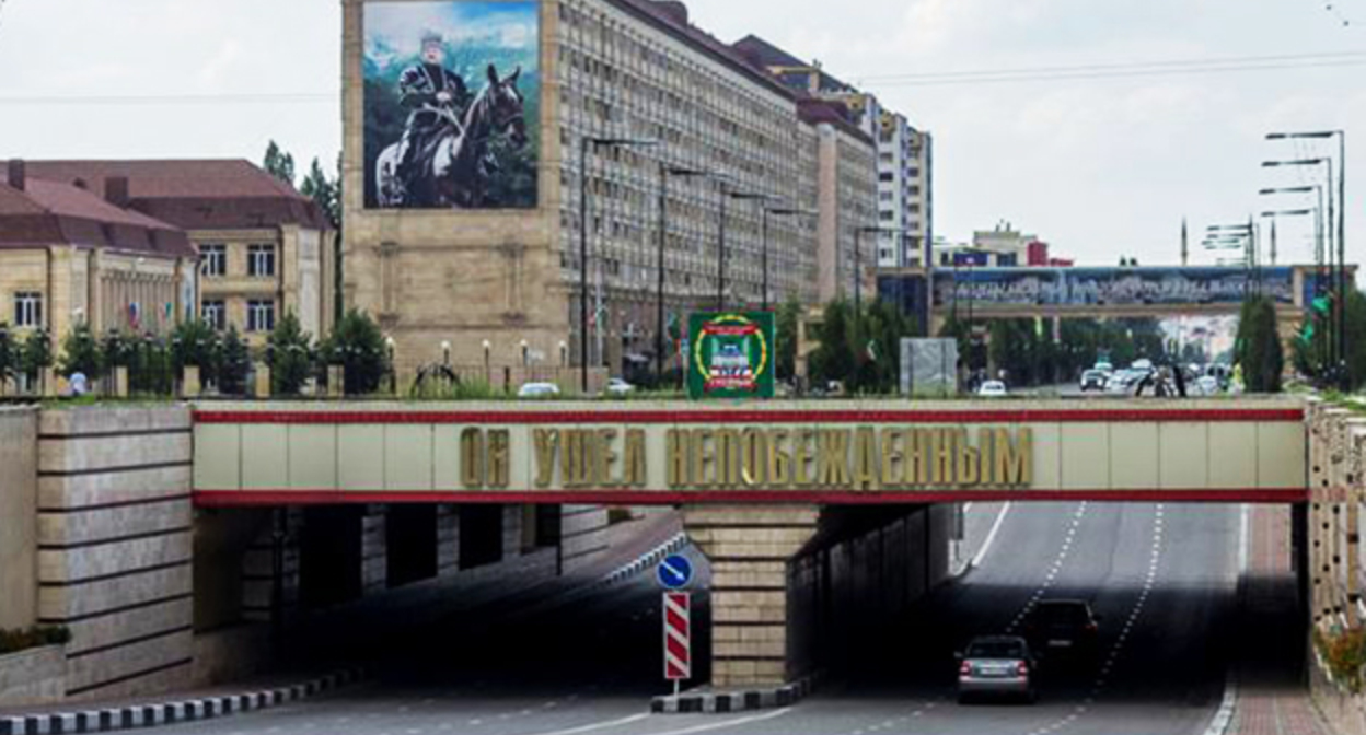 Баннер с Ахматом Кадыров в Грозном. Фото: Чеченская Государственная Телерадиокомпания https://www.grozny-inform.ru/news/society/129669/