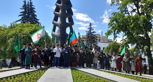 Участники мероприятий Дня памяти адыгов у памятника «Древо жизни» в Нальчике, 21 мая 2022 года. Фото Людмилы Маратовой для «Кавказского узла»