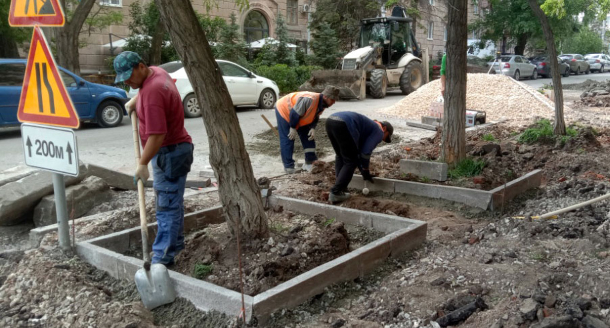 Установка гранитных бордюров в Волгограде. Фото Вячеслава Ященко для "Кавказского узла".