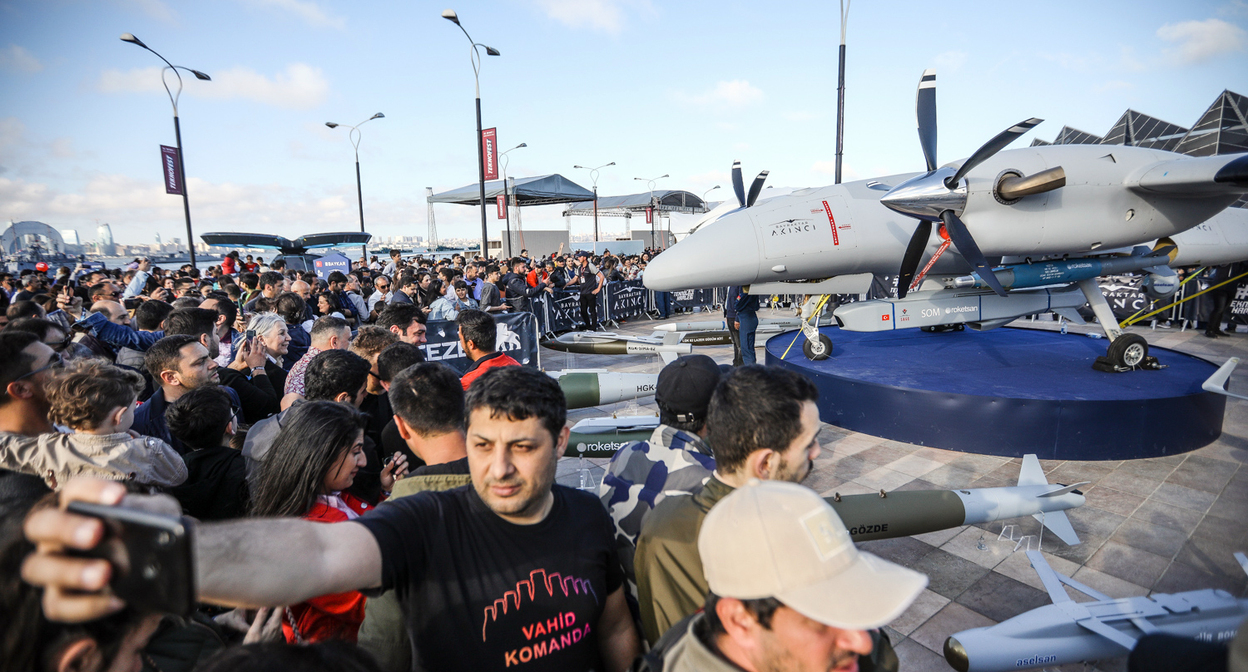 Зрители фотографируются на площадке, где представлен боевой дрон AKINCI. Фото Азиза Каримова для "Кавказского узла"