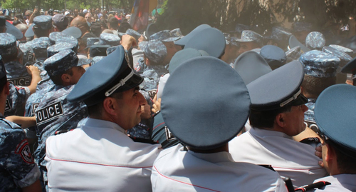 Сотрудники полиции на акции протеста в Ереване. Фото Тиграна Петросяна для "Кавказского узла"