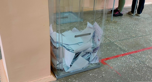 Урна на избирательном участке. Фото: https://rossaprimavera.ru/news/d7c363d6?utm_source=yxnews&utm_medium=desktop