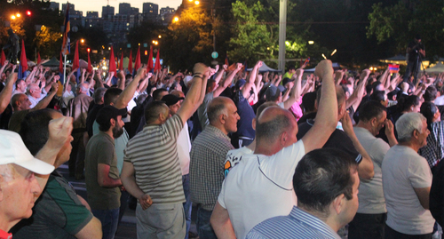 Протестующие на площади Еревана. Фото Тиграна Петросяна для "Кавказского узла"