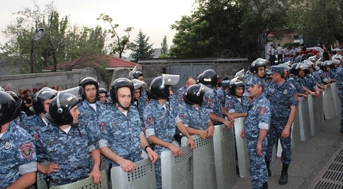 Силовики у правительственных дач в Ереване, 3 июня 2022 года. Фото Тиграна Петросяна для "Кавказского узла"