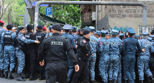 Сотрудники полиции во время акции протеста в Ереване. Май 2022 г. Фото Тиграна Петросяна для "Кавказского узла"