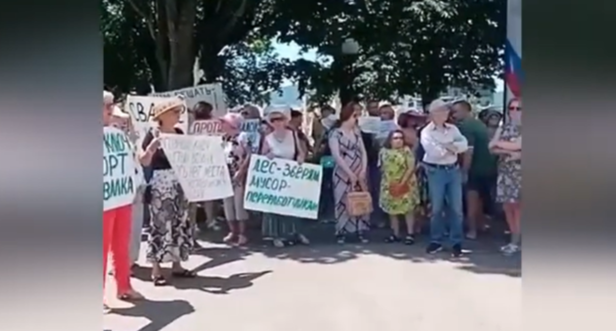 Митинг против строительства мусорного полигона. Стоп-кадр видео, опубликованного на сайте "Живая Кубань" 11.06.22, https://www.livekuban.ru/news/obshchestvo/zhiteli-goryachego-klyucha-vyshli-na-massovyy-miting-video