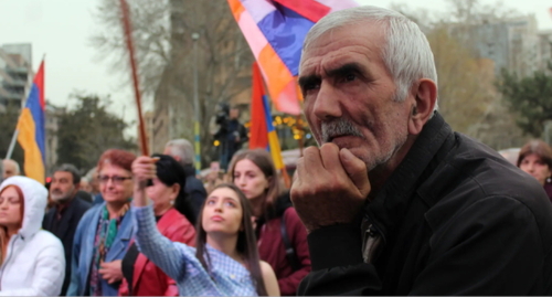 Житель Армении на фоне акции оппозиции. Фото Армине Мартиросян для "Кавказского узла".