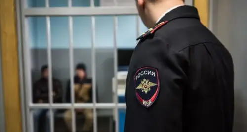Сотрудник полиции и задержанные. Фото Елены Синеок, "Юга.ру". 