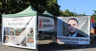 Баннер с портретом Аветика Чалабяна. Фото Тиграна Петросяна для "Кавказского узла"