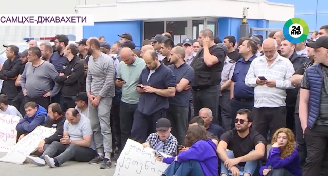 Бастующие сотрудники пикетируют завод «Боржоми». Стопкадр из видео https://www.youtube.com/watch?v=llSTpPgBde4