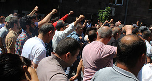 Сторонники оппозиции во время акции протеста. Ереван, май 2022 г. Фото Тиграна Петросяна для "Кавказского узла"