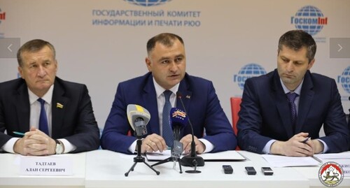 Алан Гаглоев (в центре) выступает на пресс-конференции в Цхинвале 21 июня 2022 года. Фото: пресс-служба президента Южной Осетии. https://presidentruo.org/press-konferenciya-po-itogam-rabochej-poezdki-v-moskvu/
