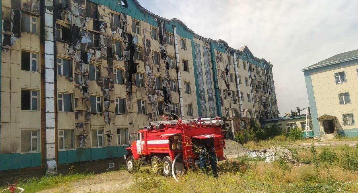 Здание строящегося роддома в Кизилюрте после пожара 24 июня 2022 года. Фото: пресс-служба Главного управления МЧС по Дагестану. https://t.me/mchsdagestan/2743