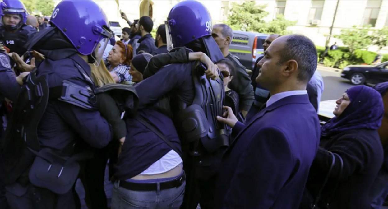 Силовики задерживают участника акции в Баку. Фото Азиза Каримова для “Кавказского узла”