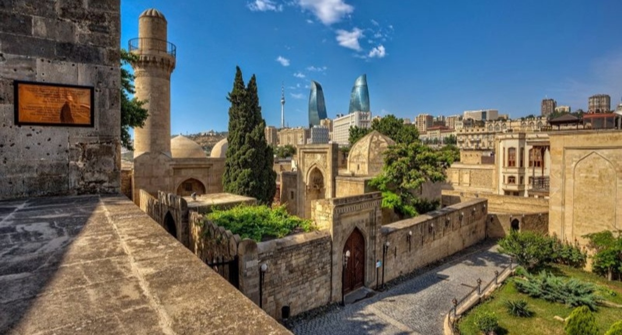 Дворец Ширваншахов. Фото с сайта туроператора Azterra https://azterra.az/sights/dvorech-shirvanshakhov-baku/