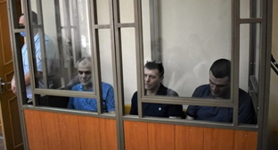 Вилен Аванесов, Александр Парков, Арсен Аванесов в зале суда, 2021 год. Фото: К. Волгин для "Кавказского узла".