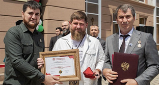 Рамзан Кадыров (в центре) получил орден "За заслуги перед стоматологией". Фото: Ризван Эдильсултанов / «Грозный-информ»