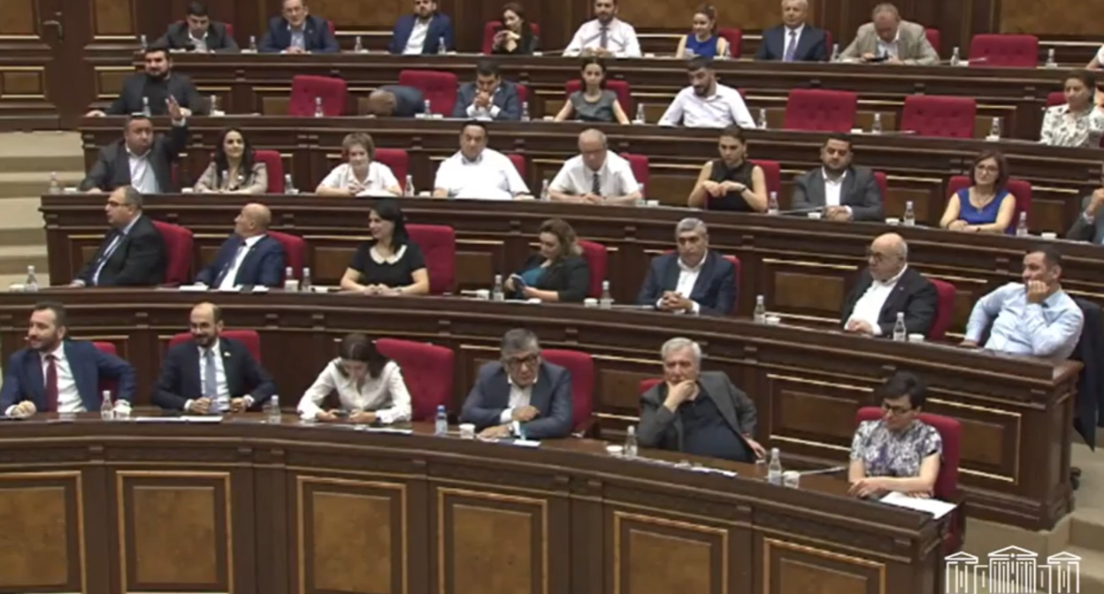 Заседание парламента Армении, 1 июля. Стоп-кадр прямой трансляции заседания на YouTube-канале парламента, https://www.youtube.com/watch?v=Pdl_bPNbpwQ