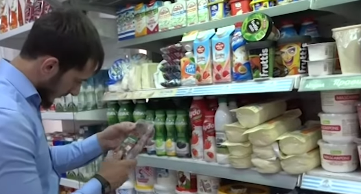 Полки супермаркета в Чечне. стоп-кадр видео c YouTube-канала ЧГТРК "Грозный", https://www.youtube.com/watch?v=GFqBPYXInOg&t=204s