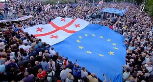 Акция «Домой, в Европу» в Тбилиси 3 июля 2022 года. Стопкадр из видео https://www.youtube.com/watch?v=CMYjiI3cMu0