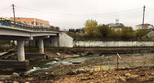 Разрушенный мост через реку Чегем. Фото: https://upravdorkbr.ru/news/vremenny-j-most