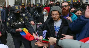 Полицейские отбирают флаг ЛГБТ у участника акции. Баку, март 2022 г. Фото Азиза Каримова для "Кавказского узла"