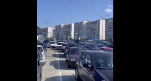 гигантская очередь из машин при пересечении границы между Россией и Абхазией Фото: t.me/otdih_yug