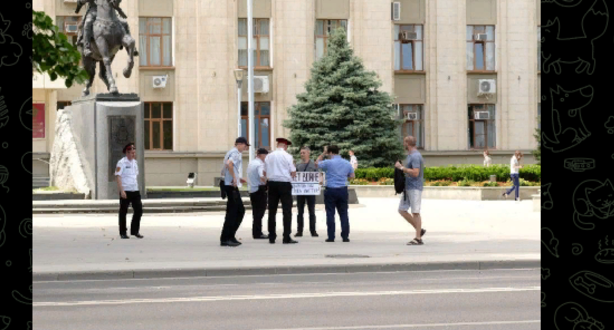 Силовики задержали краснодарца Александра Аксенова. Скриншот видео https://t.me/ovdinfolive/11407