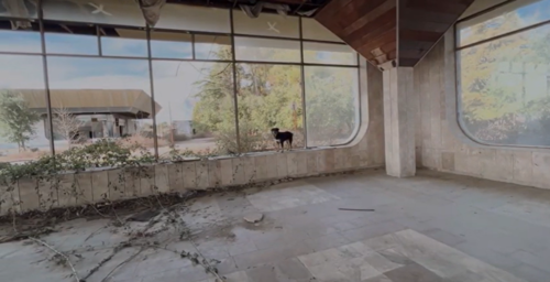 Заброшенное здание аэропорта в Сухуме. Стоп-кадр видеозаписи на YouTube-канале "Дорогу покажем", https://www.youtube.com/watch?v=WOanzoi8BLI&t=12s