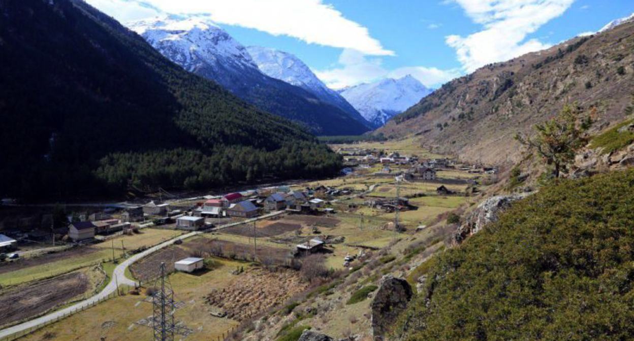 Село Тегенекли в Приэльбрусье. Фото: Muslimbek07 https://ru.wikipedia.org/wiki/Тегенекли#/media/Файл:Tegenekli.jpg