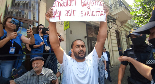 участник акции на плакате написано "Не закрывай границы - не держи народ в заложниках!" . Фото Фаика Меджида для "Кавказского узла"