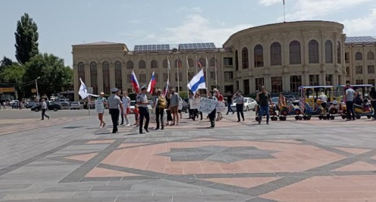 Пацифистская акция россиян в Гюмри. 31 июля 2022 года. Фото Романа Кужева для "Кавказского узла".