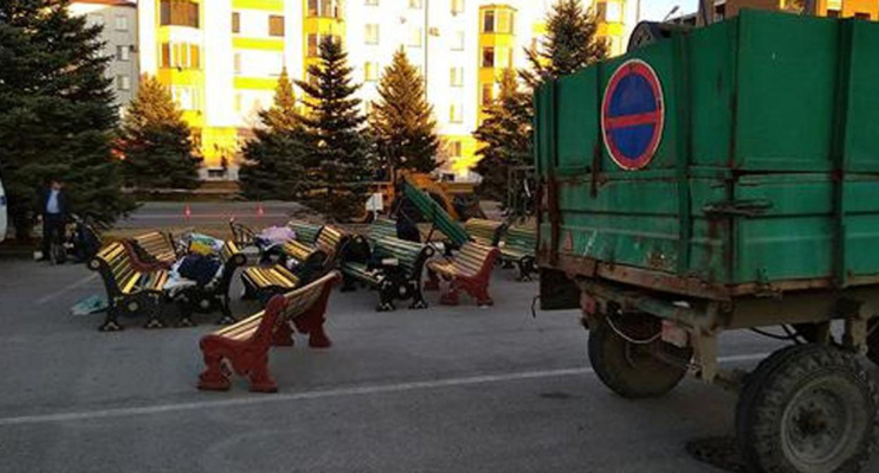 Площадь в Магасе. Октябрь 2018 г. Фото: https://memohrc.org/ru/monitorings/protestuyushchie-pokinuli-ploshchad-v-magase *АСПРОСТРАНЕНО ИНОСТРАННЫМ СРЕДСТВОМ МАССОВОЙ ИНФОРМАЦИИ, ВЫПОЛНЯЮЩИМ ФУНКЦИИ ИНОСТРАННОГО АГЕНТА, И (ИЛИ) РОССИЙСКИМ ЮРИДИЧЕСКИМ ЛИЦОМ, ВЫПОЛНЯЮЩИМ ФУНКЦИИ ИНОСТРАННОГО АГЕНТА.