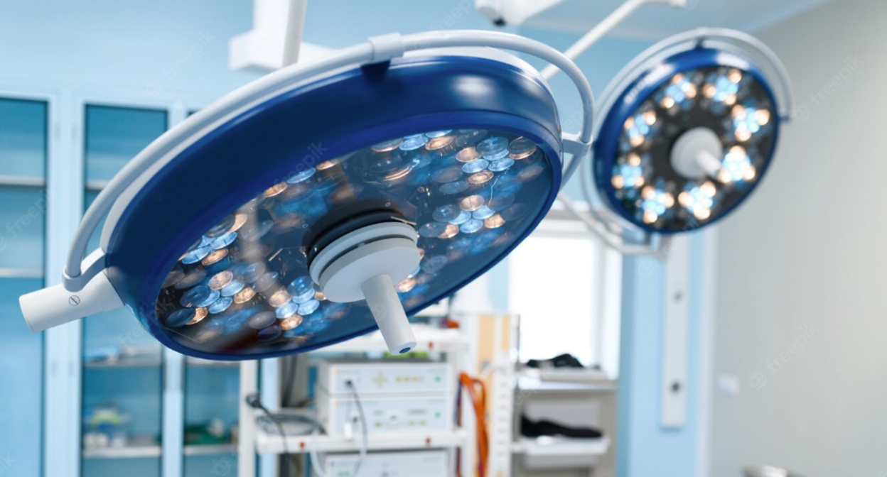 Операционная. Фото https://ru.freepik.com/premium-photo/professional-surgery-lamps-in-operating-room-nobody_12610759.htm#query=врач%20операционная&position=19&from_view=search