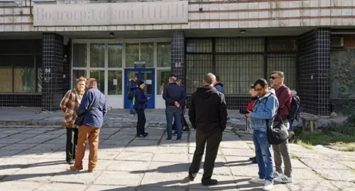 Волгоградцы возле здания центра научно-технической информации, фото:  ИА «Высота 102» 