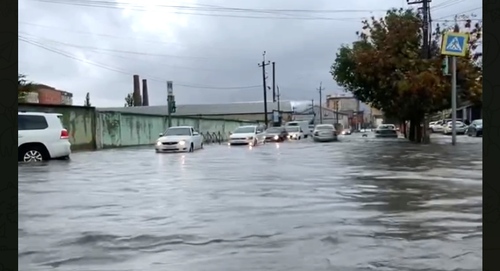 Затопленная водой улица в Махачкале. Кадр видео Мурада Магомедова https://t.me/muradreporter/279