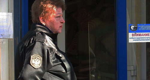 Охрана не пропускает журналистов в здание. Фото Вячеслава Ященко для "Кавказского узла"