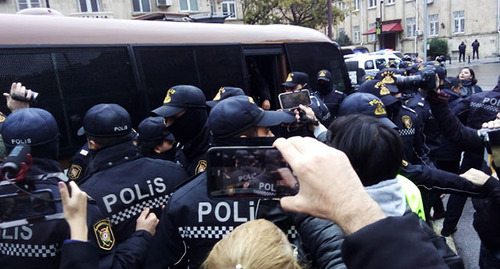 Сотрудники полиции во время акции протеста. Баку, 15 ноября 2022 г. Фото Кямала Али для "Кавказского узла"