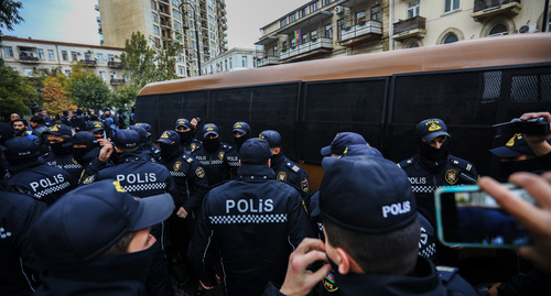 Сотрудники полиции возле автобуса с задержанными участниками акции. Баку, 15 ноября 2022 г. Фото Азиза Каримова для "Кавказского узла"